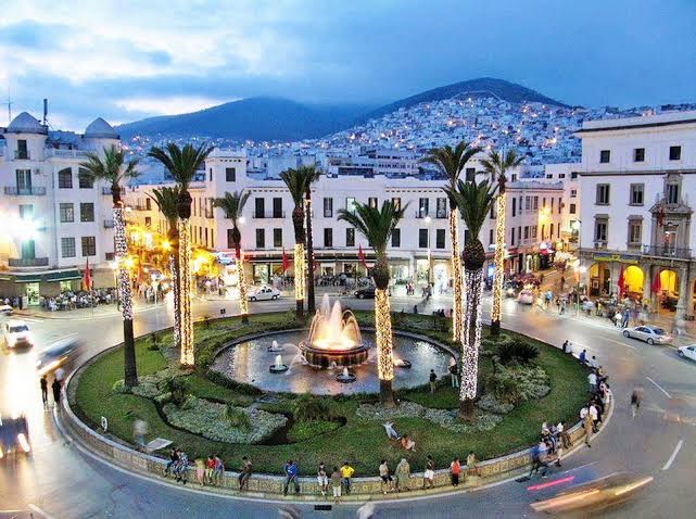 Place illuminée de Tétouan